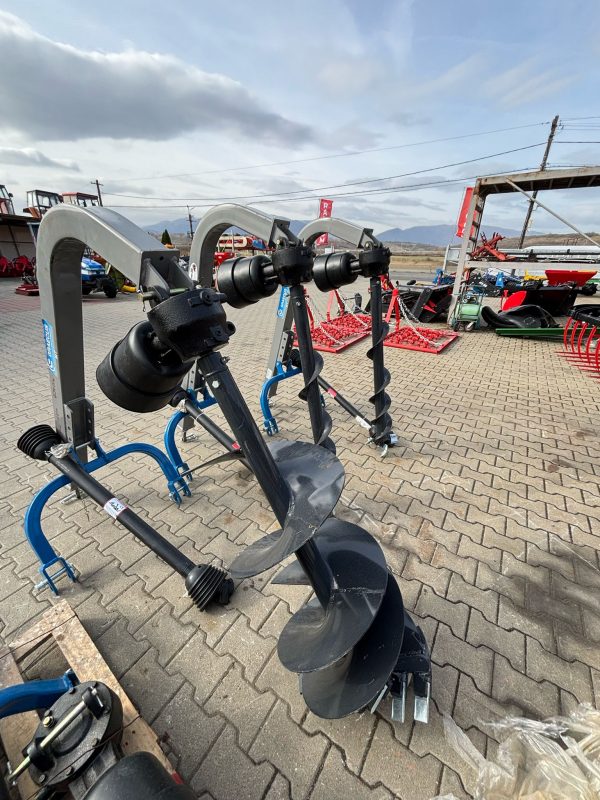 Burghiu pamant atasabil la tractor