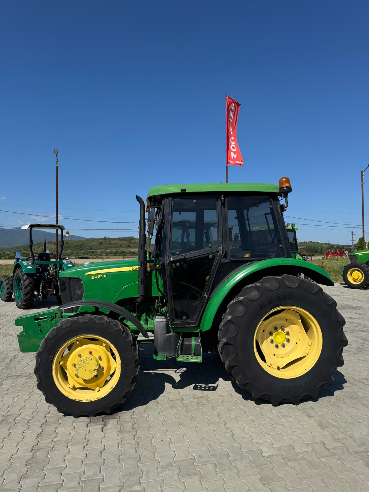 Tractor John Deere 5065E - imagine 3